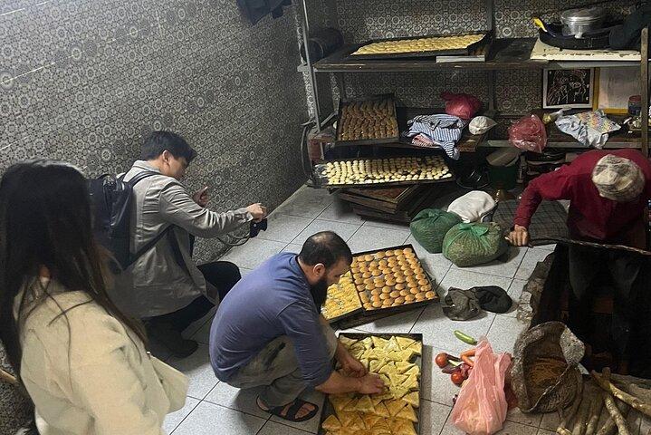 Tour a piedi di Tangeri e lezione di cucina per famiglie marocchine
