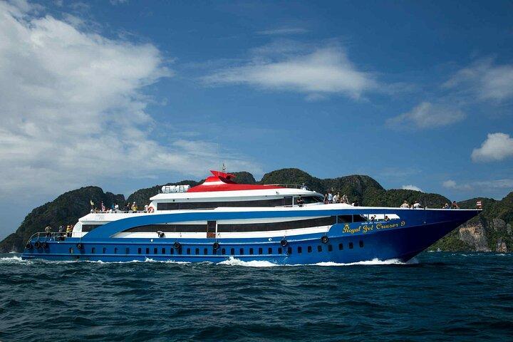 Traslado de ida y vuelta en ferry desde Phuket a Phi Phi con relajación en la playa