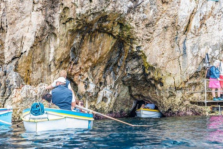 カプリ島アドベンチャークルーズ：海の洞窟、海岸線＆青の洞窟訪問