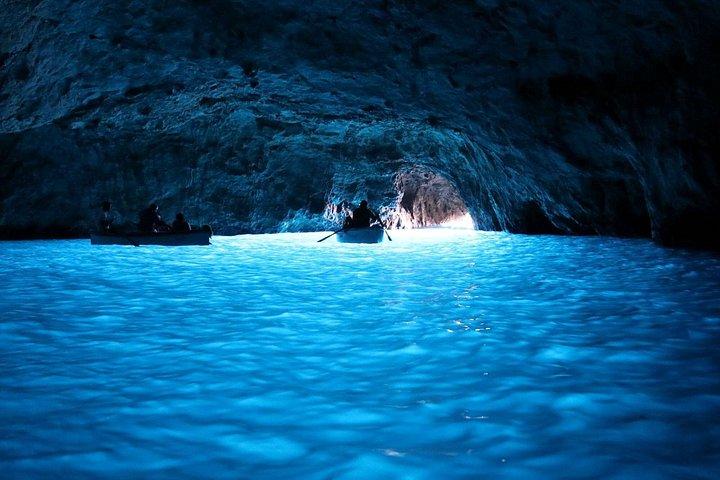 カプリ島アドベンチャークルーズ：海の洞窟、海岸線＆青の洞窟訪問