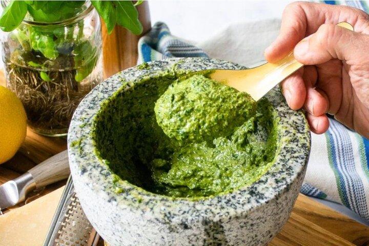 Lezione di Pesto a Porto Venere con Pasta e Vino vicino alle Cinque Terre