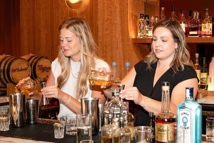 秘密のスピークイージーで歴史をひと口飲み、ドリンク付き