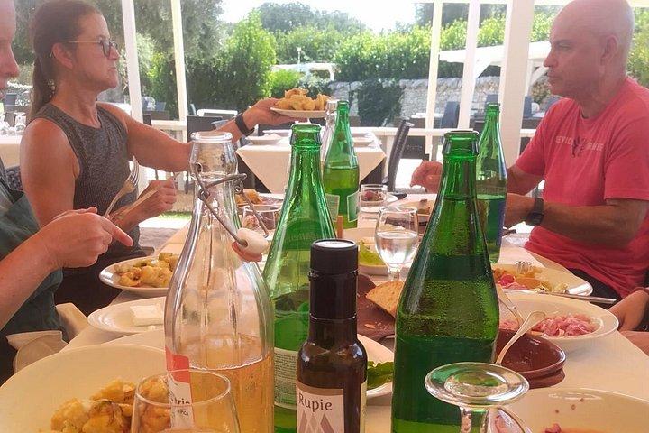 Ebikeツアー：Valle d'Itriaの村と典型的な食材の試飲