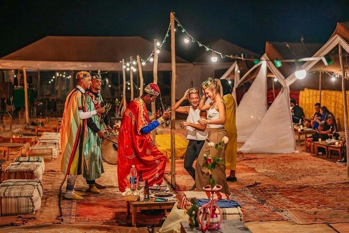 Pernottamento di lusso nel deserto di Agafay con magici spettacoli con cena e piscina