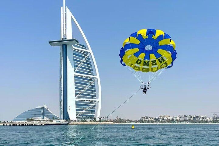 Aventura en Parasailing con impresionantes vistas de Burj Al Arab