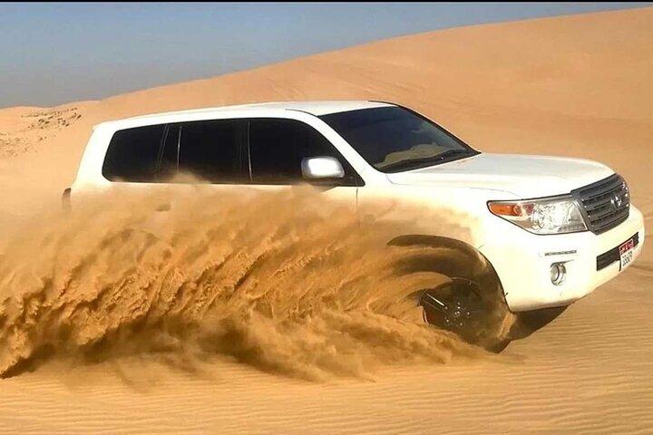 アブダビ砂漠サファリとレッドデューンズ4×4ピックドロップディナーショー