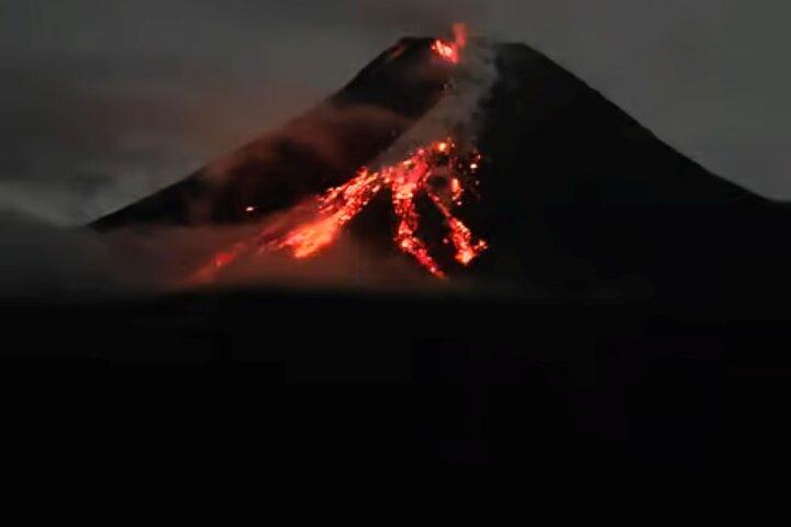 Volcanes Yogyakarta : Monte Merapi en la cima de una colina (Vista Lava)