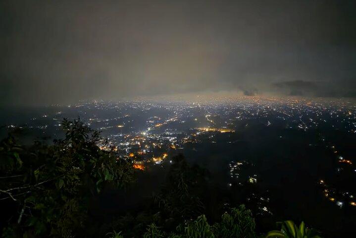 Yogyakarta vulkaner: Mount Merapi på en kulle (Lava View)