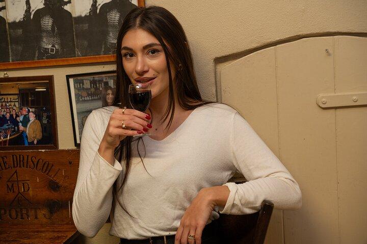 Degustação de vinhos de Bolonha em uma loja de vinhos com um morador local