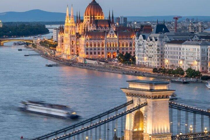 Private Tour von Bratislava-Wien nach Budapest
