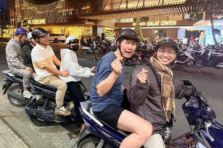 DA Lat Night Local Food & Sightseeing Tour mit dem Roller