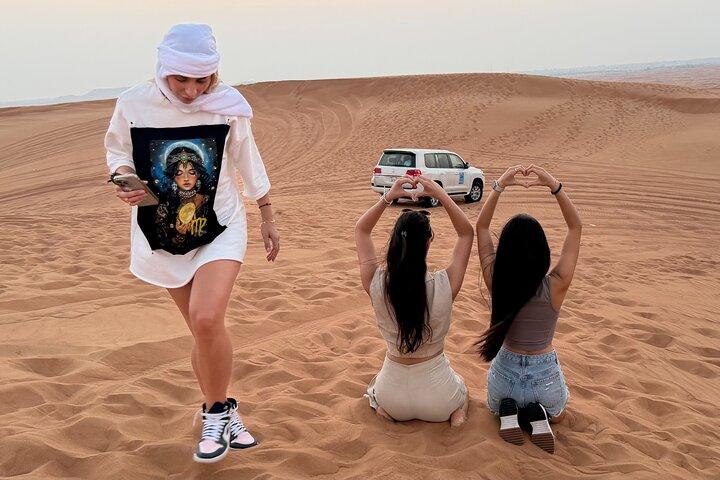 4 heures Dubai Desert Experience : Camel + Sandboard + Falcon Photo