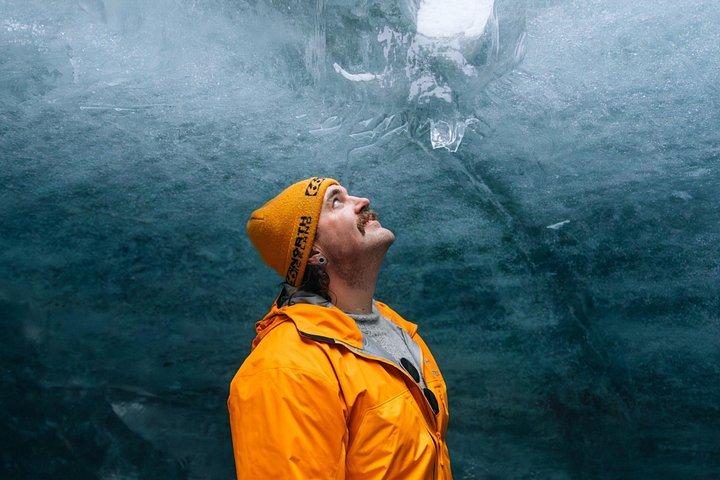 グトルフォスからの氷河モンスタートラックでの氷の洞窟と氷河ツアー