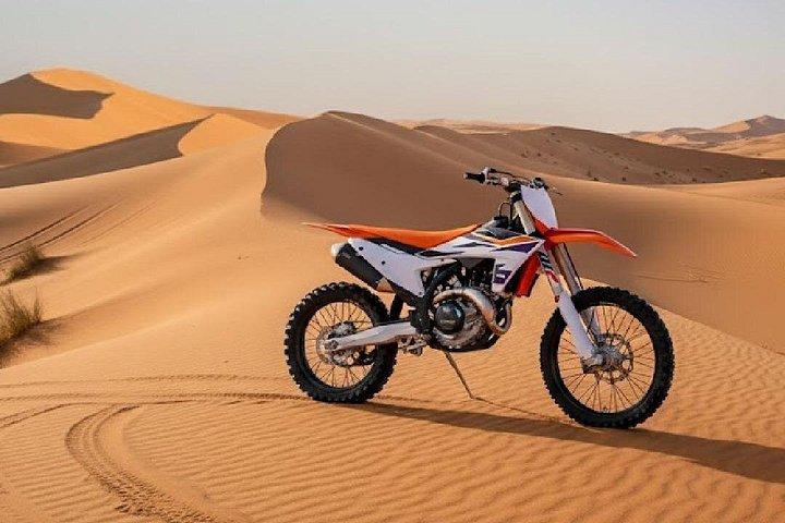 30分クアッドバイク付きVIP砂漠サファリ、ディナー＆ショー付き