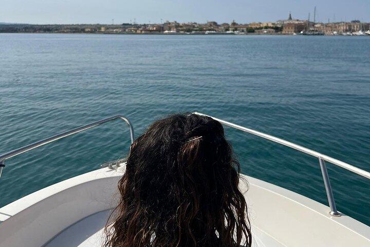 Mieten Sie in Syracuse ein Boot ohne Führerschein, um die Küste zu erkunden