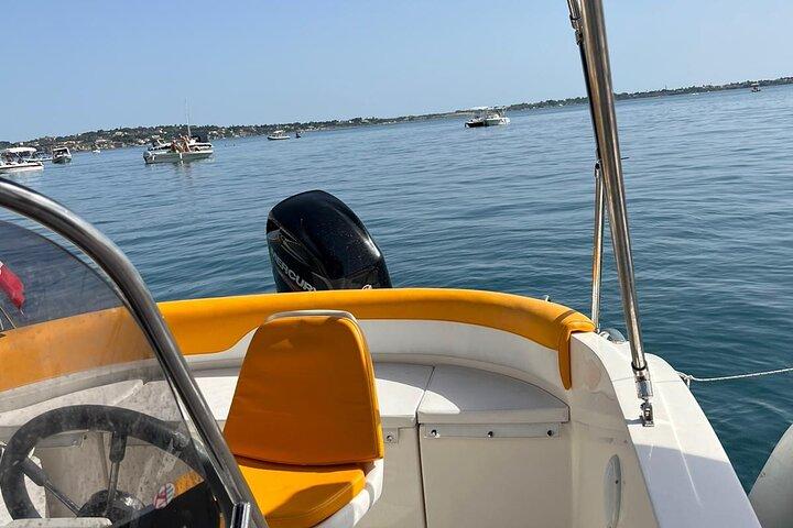 Mieten Sie in Syracuse ein Boot ohne Führerschein, um die Küste zu erkunden