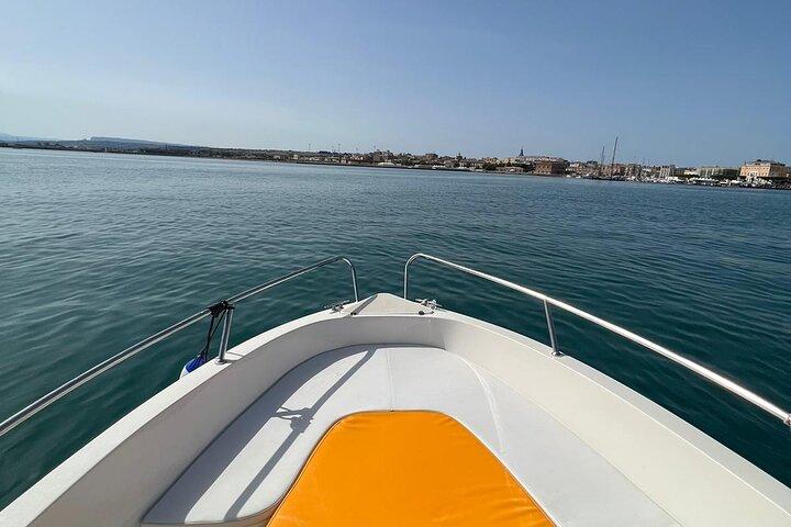 Mieten Sie in Syracuse ein Boot ohne Führerschein, um die Küste zu erkunden