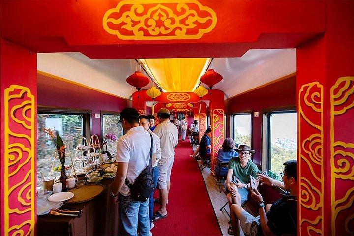 ダナン発：景勝遺産列車とランチ付きのフエ宮殿日帰り旅行