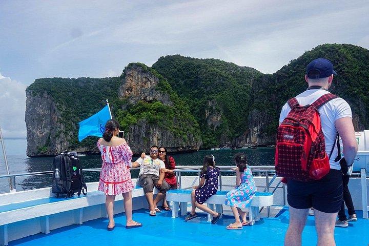 Phuket to Phi Phi Ferry Transfer with Relaxing Island Round Trip