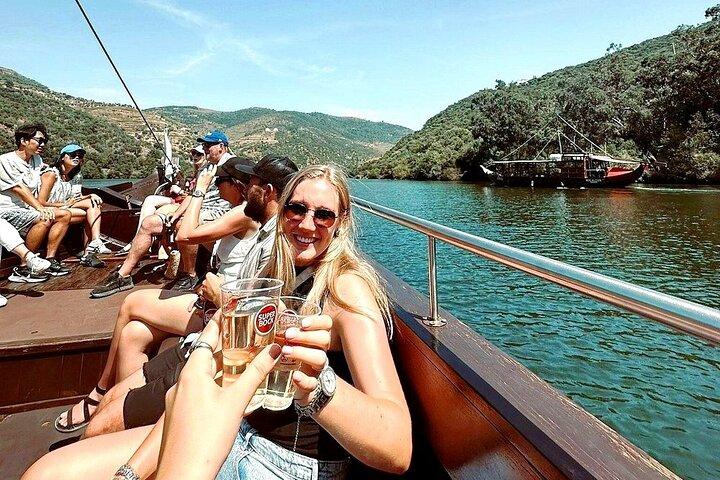 Tour enológico para grupos pequeños por el valle del Duero : 2 bodegas, crucero & almuerzo