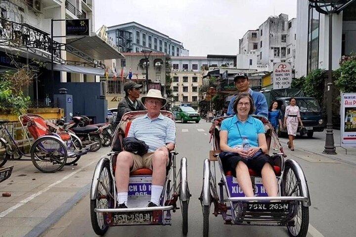 Hue by Night : Cyclo Ride, Street Food & Folk Music auf dem Fluss