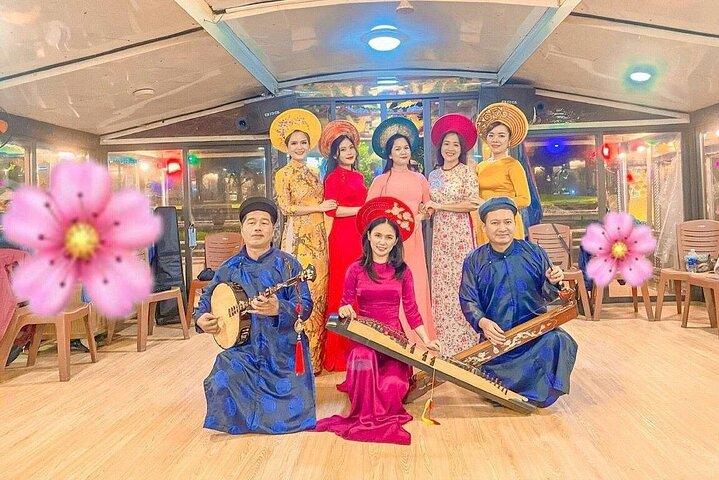 Hue by Night : Cyclo Ride, Street Food & Folk Music auf dem Fluss