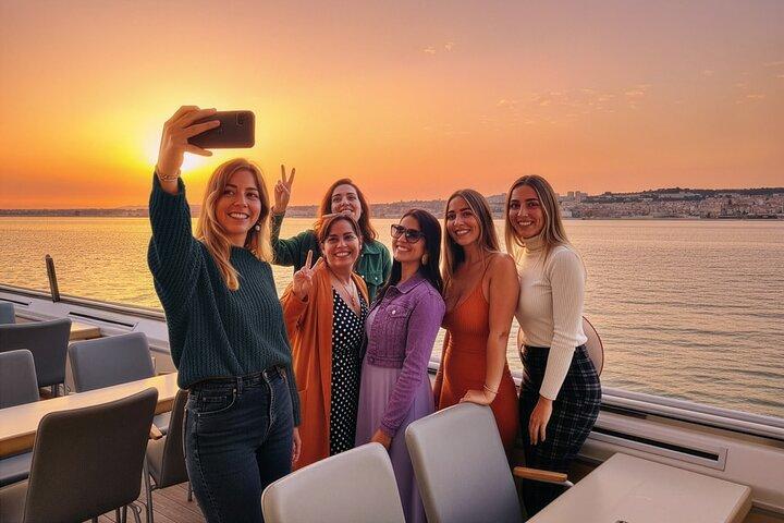 Cruzeiro Lisbon Sunset com bebida de boas-vindas e lanche incluído