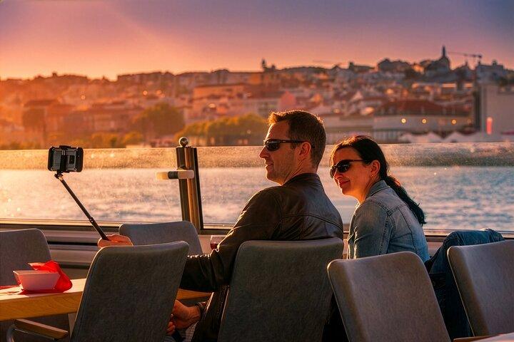 Cruzeiro Lisbon Sunset com bebida de boas-vindas e lanche incluído