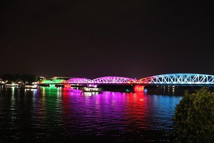 Hue by Night : Cyclo Ride, Street Food & Folk Music auf dem Fluss