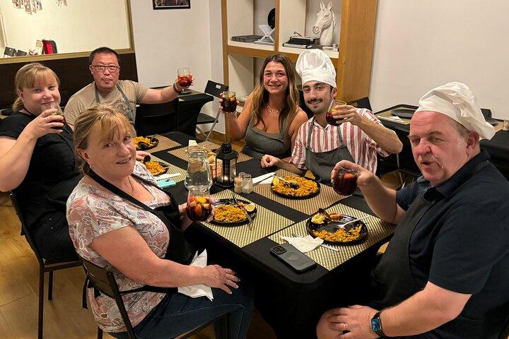 Paella Workshop met Bodemloze Sangria in het Centrum van Madrid