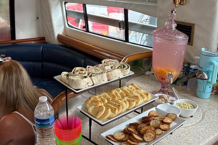 Miami Private Yacht Cruise — Entdecken Sie ikonische Wasserblicke