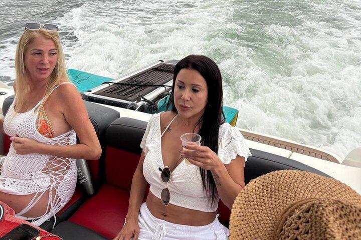 Miami Private Yacht Cruise — Entdecken Sie ikonische Wasserblicke