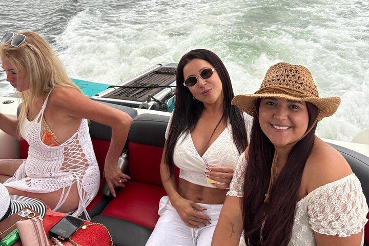 Miami Private Yacht Cruise — Entdecken Sie ikonische Wasserblicke