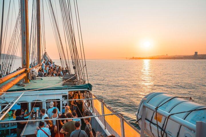 Lisbon Boat Party met muziek, drankjes en een prachtig uitzicht.