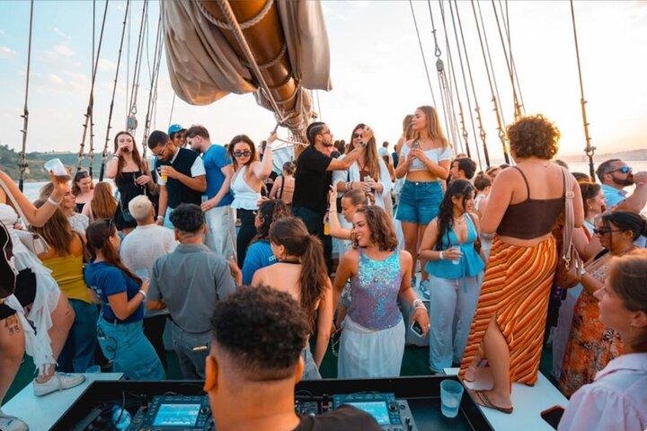 Lisbon Boat Party met muziek, drankjes en een prachtig uitzicht.