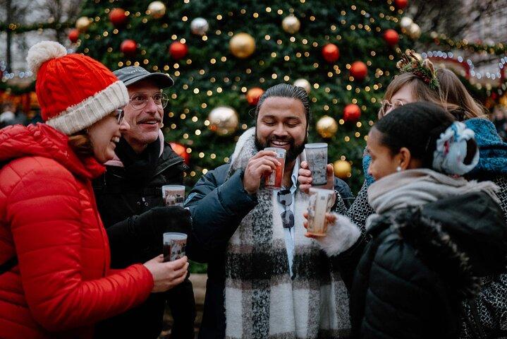 地元の人々と一緒に 3 つの魔法のプラハ マーケットを巡るツアー (クリスマス グッズ付き)