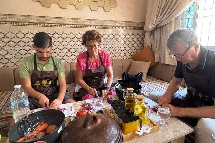 Tour a piedi di Tangeri e lezione di cucina per famiglie marocchine