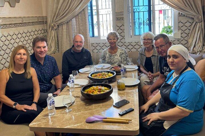 Tour a piedi di Tangeri e lezione di cucina per famiglie marocchine