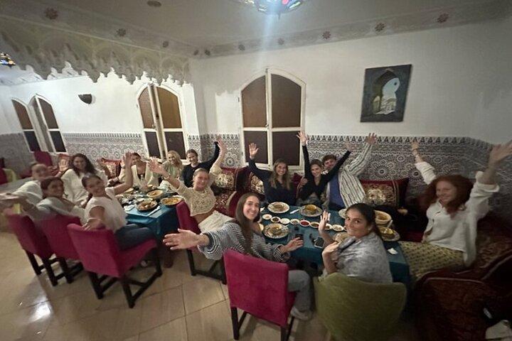 Tour a piedi di Tangeri e lezione di cucina per famiglie marocchine