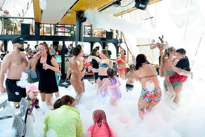 ランチと泡パーティーで横から海賊アドベンチャークルーズ