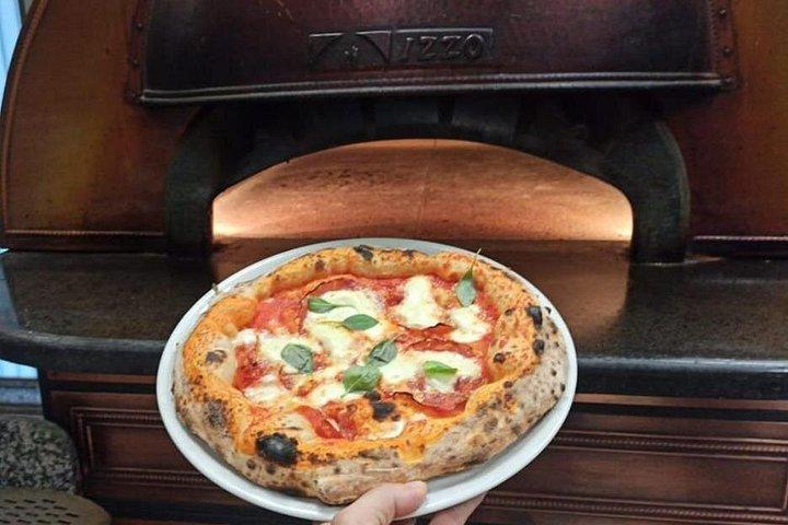 Elaboración de pizza y cannolos junto al mar