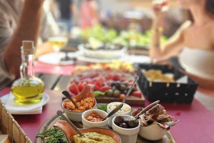 スピードボートでの食事とワインを含むコトル湾のプライベートガイド付きツアー