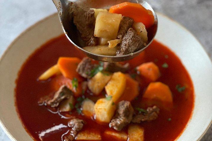 ブダペスト：ワイン付き本格ハンガリー料理教室