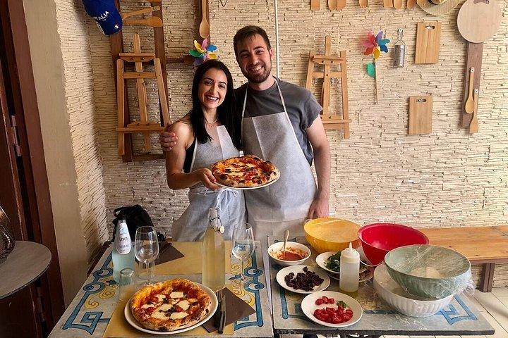 Elaboración de pizza y cannolos junto al mar