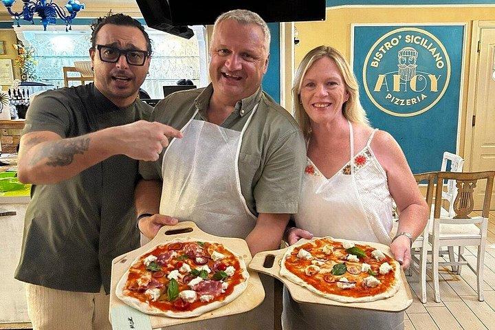 Elaboración de pizza y cannolos junto al mar