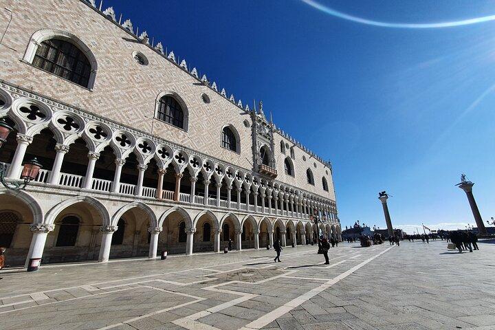 Tour Accompanied by St. Mark's Square and Rialto Bridge
