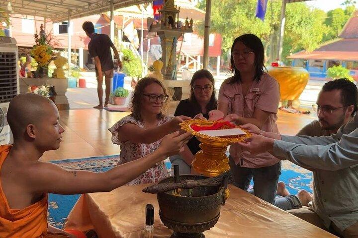 シェムリアップで聖なる僧侶の祝福と地元の村体験