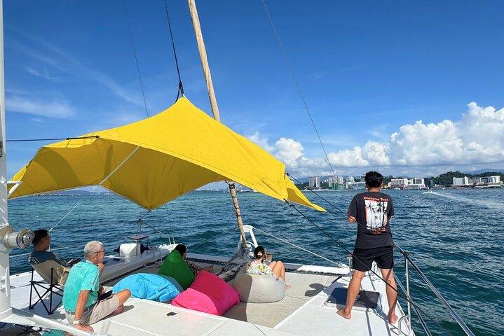 Kota Kinabalu : Catamarán Snorkeling, Paddlebord, Kayak con comida