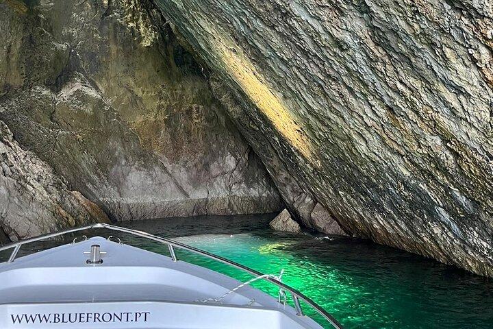 Boottocht in Sesimbra: grotten en snorkelen met een lokale gids.