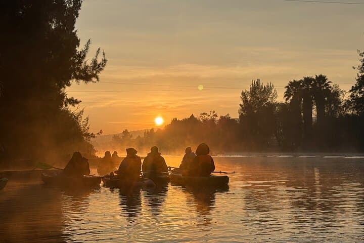 Kayak at sunrise in Xochimilco: agroecological experience